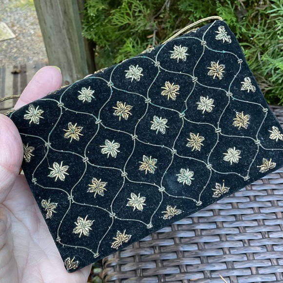 🌺Vintage Velvet Gold Embroidered Wristlet - Picture 15 of 16